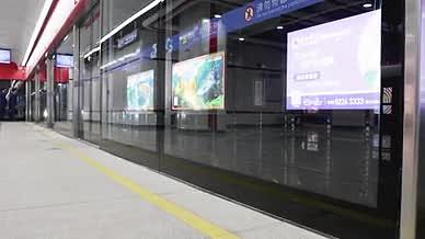 城市交通设施地铁进站开关门视频的预览图